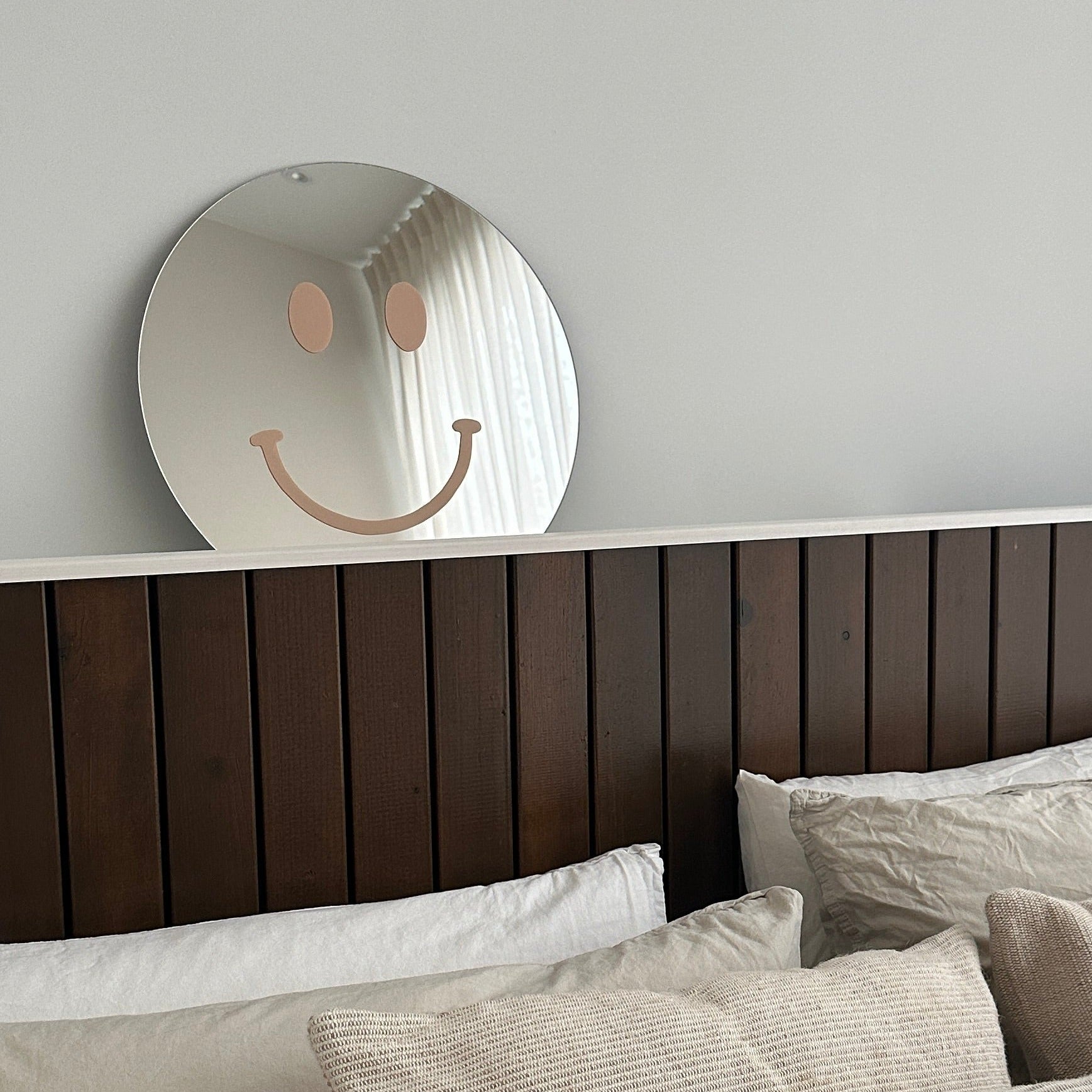 Beige Smiley Spiegel - Tijdloze sereniteit voor je interieur – Hi